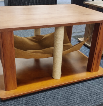 Mesa Auxiliar Mesa de Café com Rede 2 Postes de Arranhar de Juta e Prateleira Inferior de Armazenamento 79x59x45,5cm Marrom